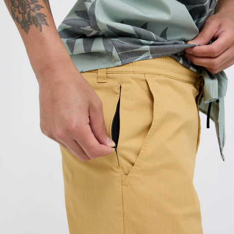 COMPOUND CHINO SHORT